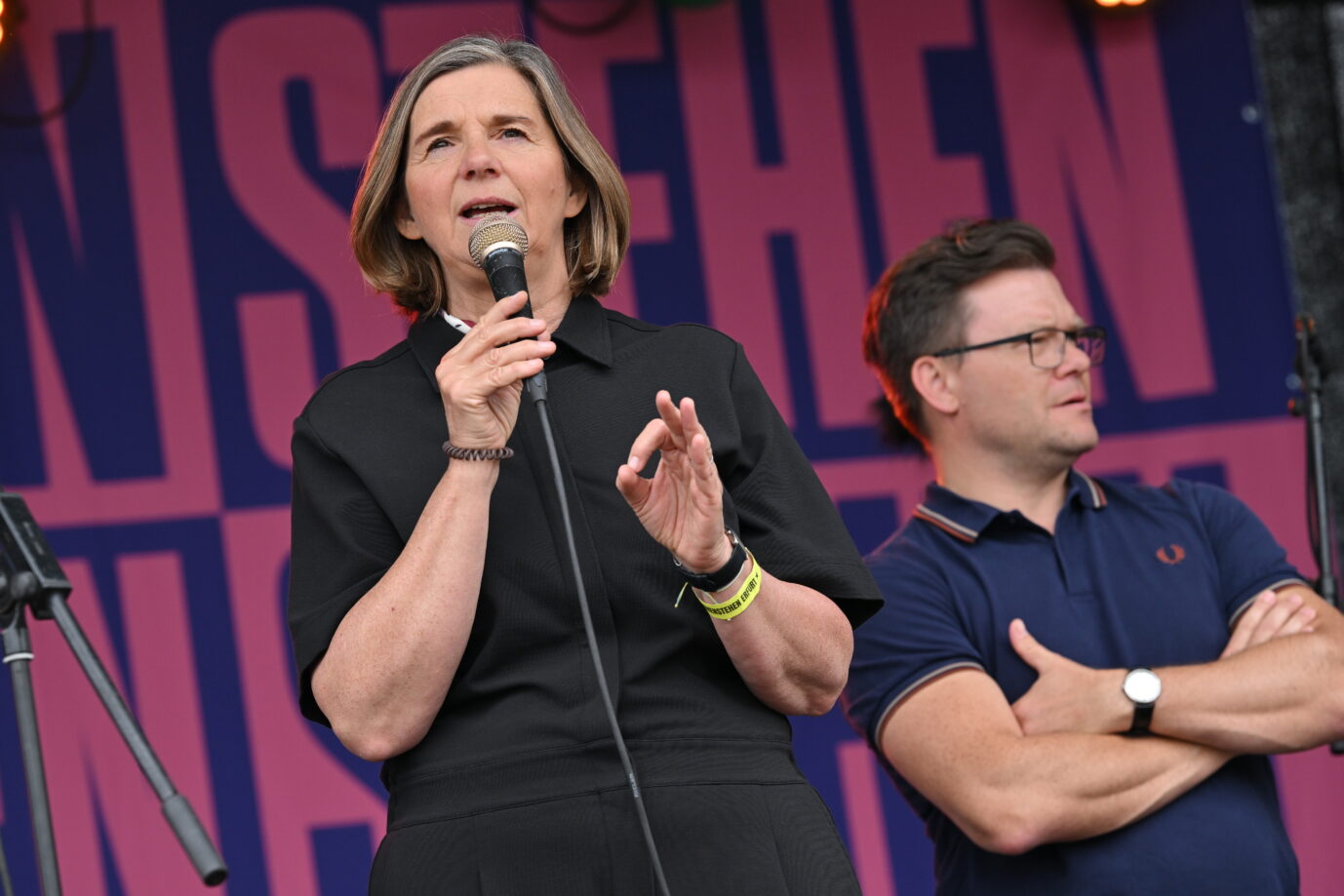 Katrin Göring-Eckardt spricht auf einer Kundgebung vom Deutschen Gewerkschaftsbund (DGB) gegen den AfD-Bundesparteitag auf dem Messhallengelände. Der Bundesparteitag der AfD findet am 4. und 5. Juli findet in der Messe Erfurt statt.