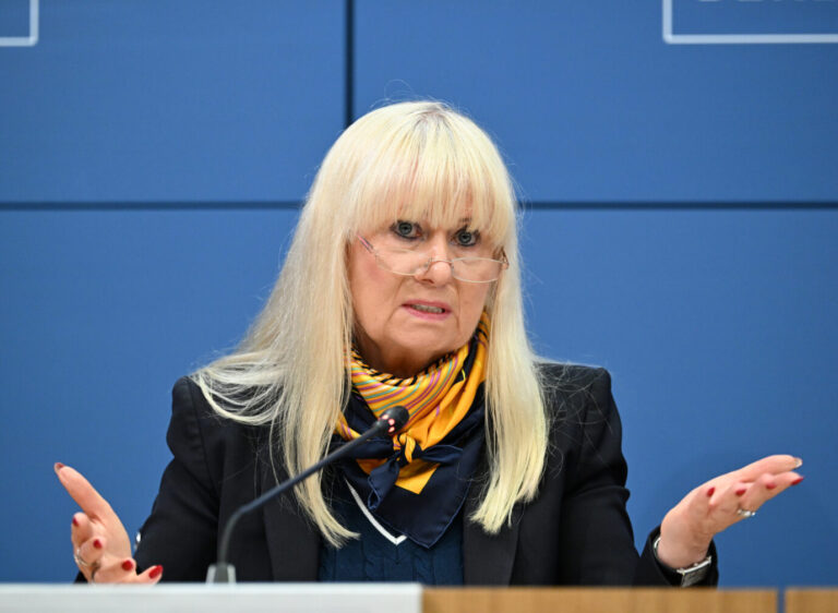 Berlins Innensenatorin Iris Spranger (SPD) spricht während der Pressekonferenz der Expertenkommission zum großen Stromausfall Anfang des Jahres 2026. Sie will härter gegen islamistische Gefährder vorgehen.
