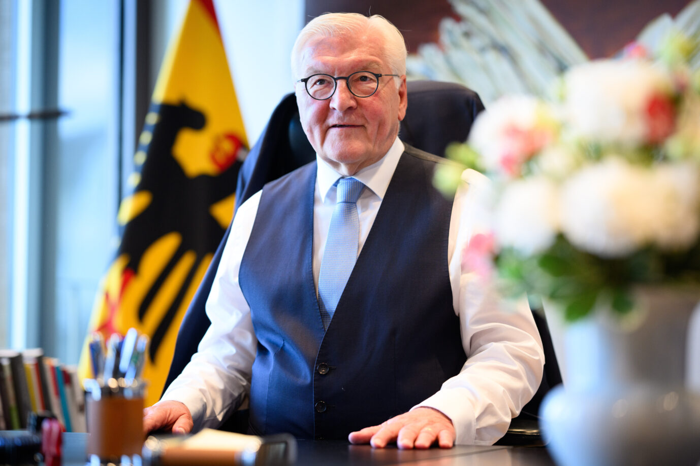 Bundespräsident Frank-Walter Steinmeier nimmt in seinem neuen Arbeitszimmer im Interimsquartier für den Bundespräsidenten und das Bundespräsidialamt seine Amtsgeschäfte auf. Der „Amtssitz am Spreebogen“, befindet sich an der Spree gegenüber vom Bundeskanzleramt. Das Gebäude mit seiner bunten Fassade und der Bauweise aus Holzmodulen soll die Mitarbeiterinnen und Mitarbeiter des Bundespräsidialamts für bis zu acht Jahre unterbringen. Ab diesem Sommer werden Schloss Bellevue und das Bundespräsidialamt grundlegend saniert.