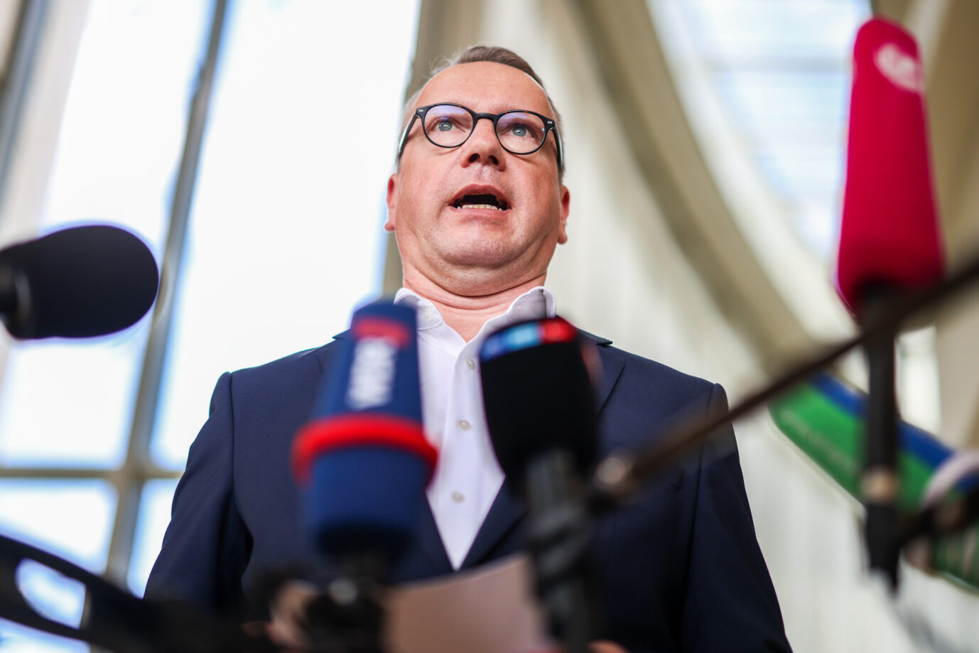 NRW-Justizminister Benjamin Limbach (Grüne) steht wegen diverser Skandale unter Druck.