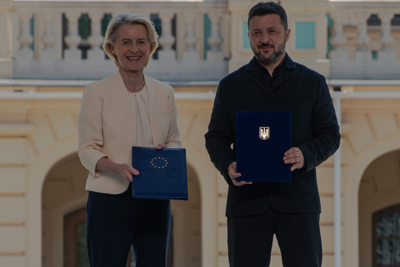 Das Bild zeigt Ursula von der Leyen und Wolodymyr Selenskyj. Es gibt inzwischen ein neues Sanktionspaket gegen Russland.