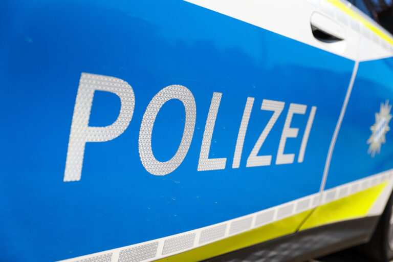 Bamberg, Deutschland 04.07.2026: Im Bild: Detailaufnahme des Polizei-Schriftzugs auf der Fahrzeugseite eines Streifenwagens. Die Aufnahme zeigt die typische Fahrzeugbeklebung eines Einsatzfahrzeugs der Polizei und eignet sich zur Illustration von Themen rund um Polizei, Polizeiarbeit, Polizeieinsätze, öffentliche Sicherheit und Strafverfolgung. Rechts erkennt man das Landeswappen von Bayern. Polizei in Bayern (Symbolbild): In der Asylunterkunft sind derzeit 17 Personen aus Somalia, Türkei, Pakistan, Syrien, Mali, Afghanistan, Irak und Eritrea untergebracht. Foto: picture alliance / Fotostand | Michael Gründel