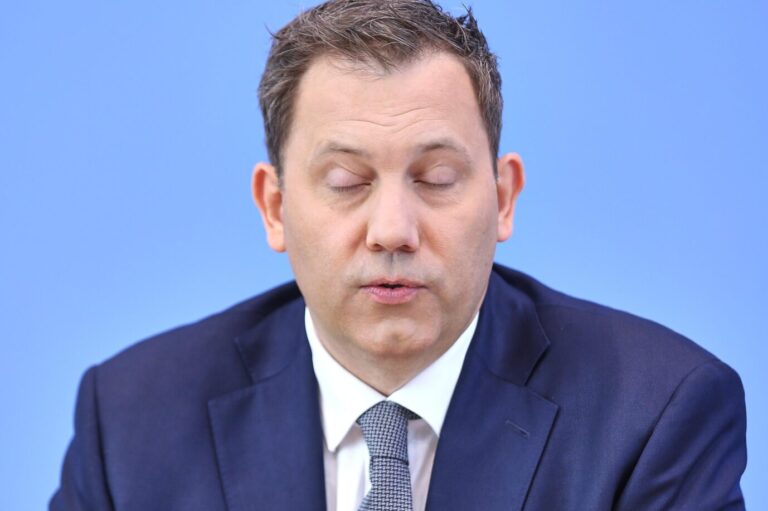Augen zu und durch: Hauptsache eine Steuerreform, meint Finanzminister Lars Klingbeil.