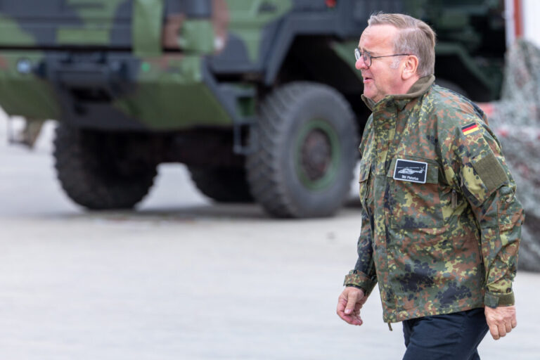 Bundesverteidigungsministåer Boris Pistorius in Flecktarn-Uniform mit Namensschild BM Pistorius beim Besuch des Transporthubschrauberregiments 30 Tauberfranken. Er schreitet zuegig voran, der Blick ist seitwaerts gerichtet, der Gesichtsausdruck Bundesminister Boris Pistorius besucht Transporthubschrauberregiment 30, Kuelsheim,23.07.2026 Foto: Eibner/Ardan Fuessmann
