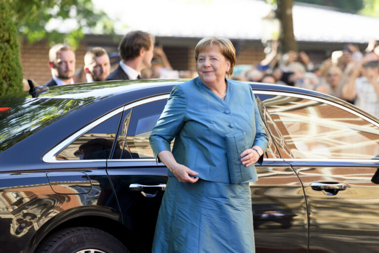 Ex-Bundeskanzlerin Angela Merkel (CDU) bei der Eroeffnung der 114. Richard-Wagner-Festspiele im Bayreuther Festspielhaus. Foto: picture alliance / Panama Pictures | Dwi Anoraganingrum