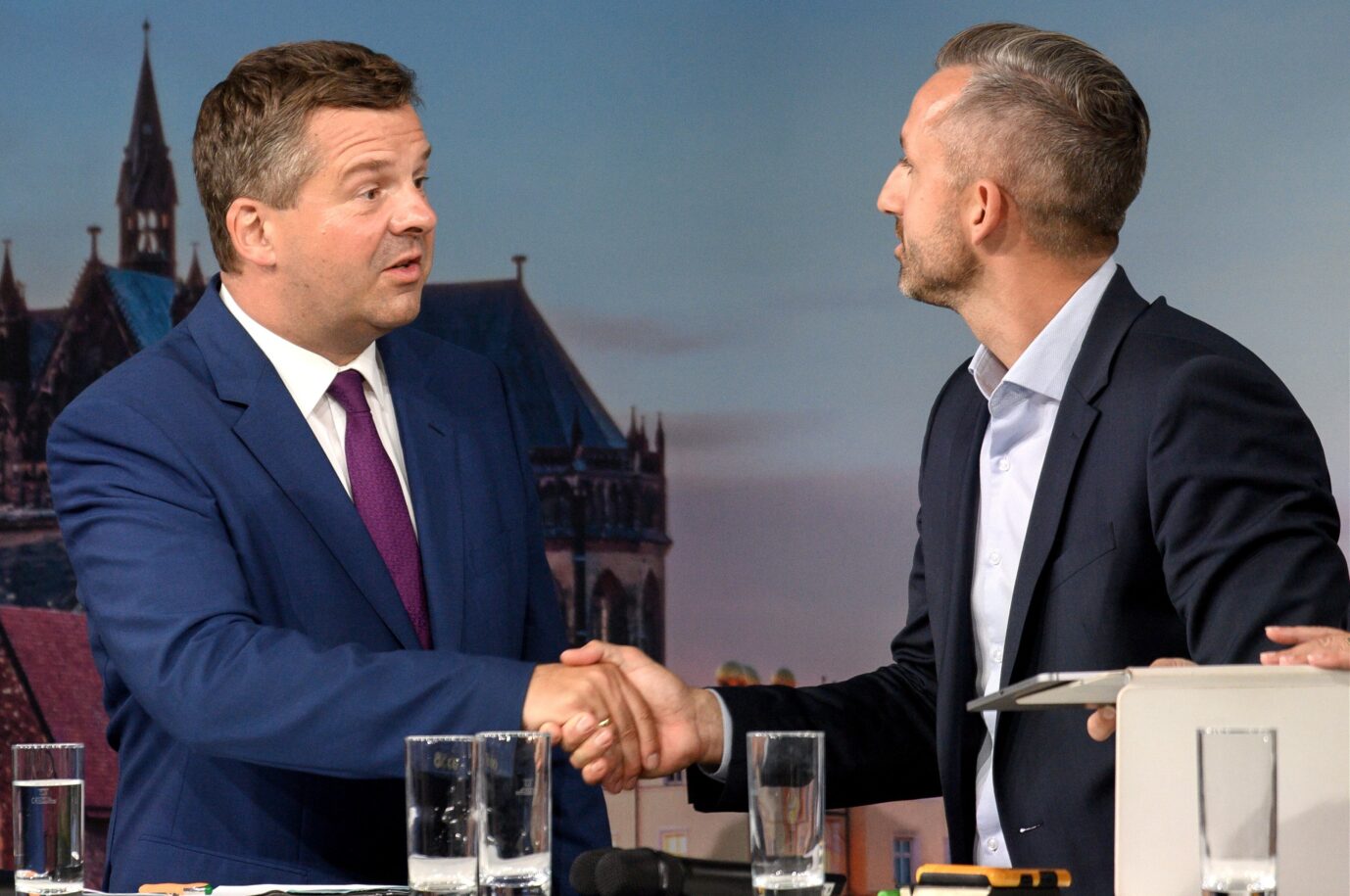Vergifteter Handschlag? Ministerpräsident Sven Schulze (CDU, links) mit Herausforderer Ulrich Siegmund (AfD).