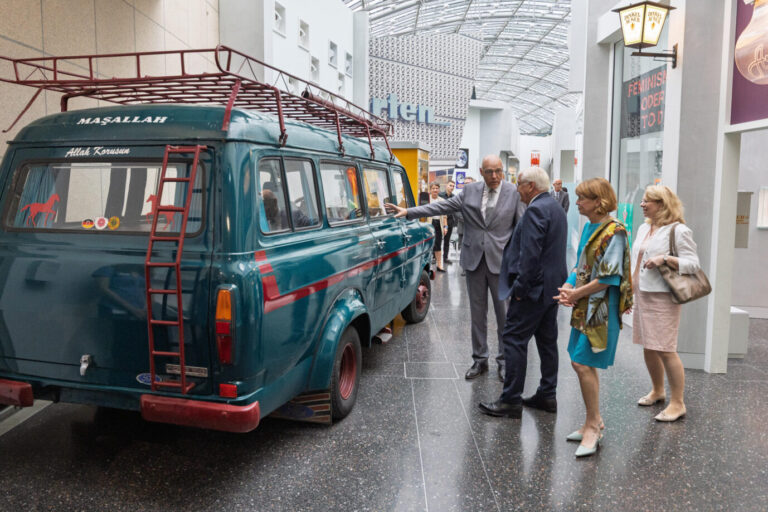 Rundgang mit Präsident Haus der Geschichte Harald BIERMANN, Bundespräsident Frank-Walter STEINMEIER, Elke BÜDENBENDER, Ständige Vertretung des Leitenden Beamten beim Beauftragten der Bundesregierung für Kultur und Medien Maria BERING - Übergabe des letzten in Deutschland geförderten Stücks Steinkohle an das Haus der Geschichte in Bonn. Das Exponat steht symbolisch für das Ende des deutschen Steinkohlenbergbaus und wird Teil der Dauerausstellung "Du bist Teil der Geschichte. Deutschland seit 1945".