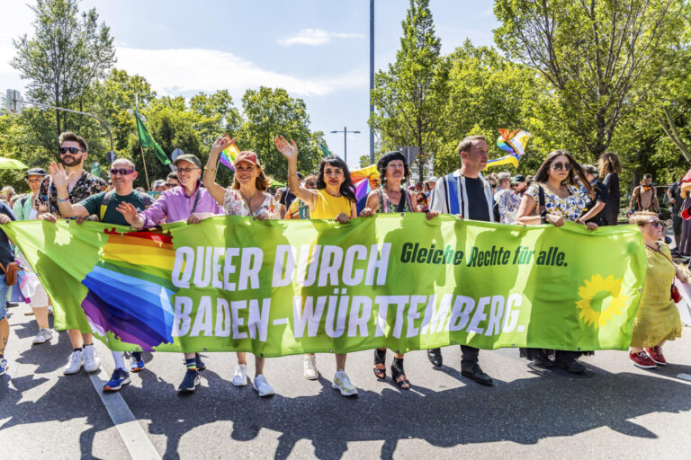 Die Grünen-Minister aus Baden-Württemberg Petra Olschowski (4.v.l.) und Oliver Hildenbrand (2.v.r.) beim CSD in Stuttgart 2026: Chance auf eine Mehrheitsfähigkeit im Bund. Foto: picture alliance / imageBROKER | Arnulf Hettrich