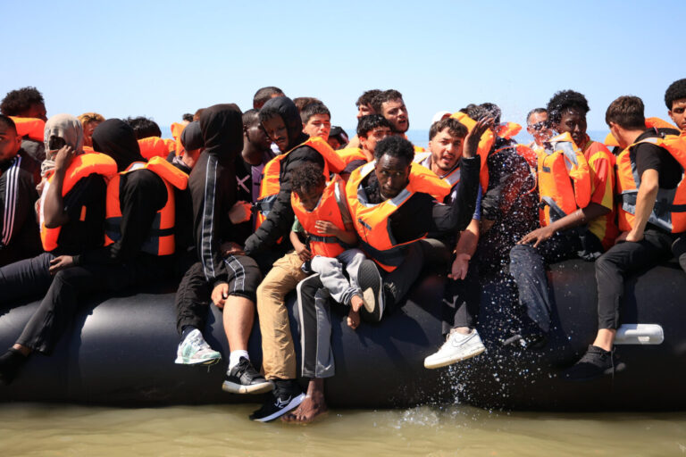 HARDELOT, FRANCE - JULY 29: Migrants are rescued from the water after attempting to cross the English Channel aboard an inflatable boat at Hardelot-Plage in northern France on July 29, 2026. Marcin Nowak / Anadolu. Schleuser suchen neue Routen.