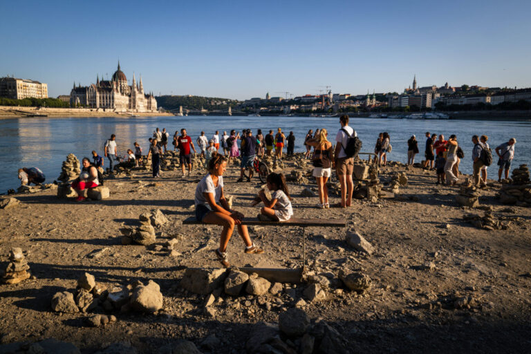 Flüsse führen Niedrigwasser: Wo sonst die Donau durch Budapest fließt, halten sich nun Menschen im Flussbett auf.