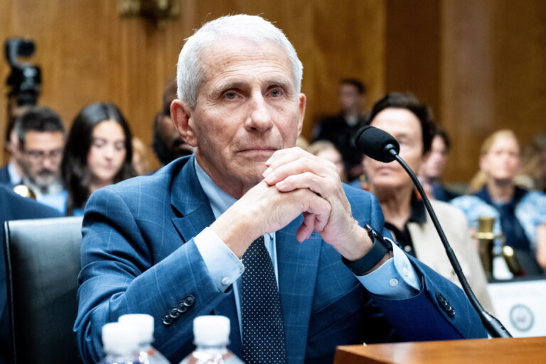 Das Bild zeigt den Virologen Anthony Fauci, der vor einem Untersuchungsausschuss des US-Senats sitzt. Er war eine der maßgeblichen Figuren der globalen Corona-Politik.