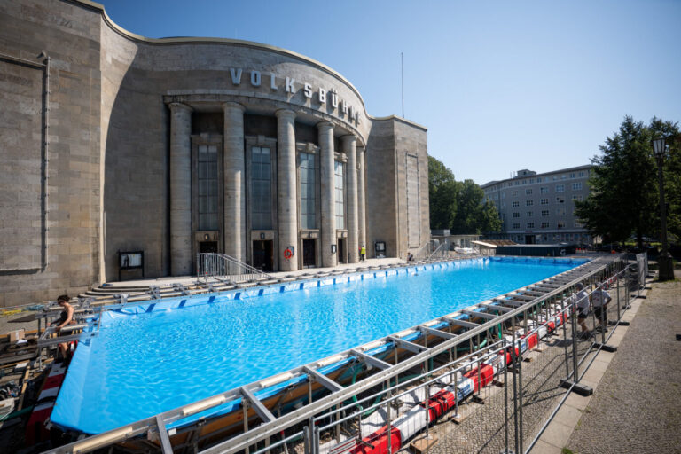 Für sechs Stunden hätten hier im temporären Volksbad vor der Volksbühne nur Schwarze schwimmen sollen. Nach viel Kritik wurde die Veranstaltung abgesagt. Foto: picture alliance/dpa | Sebastian Christoph Gollnow