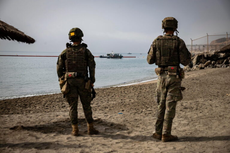 Unter den Augen von Spaniens Armee kehrt wieder Normalität am Strand von Ceuta ein.