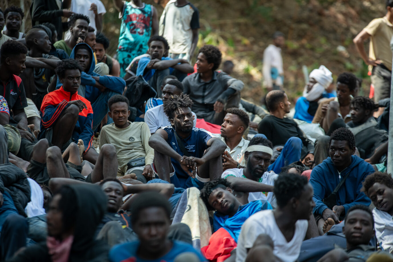 August 1, 2026, Ceuta, Ceuta, Spain: The Ceuta Temporary Immigrant Stay Center (CETI) is currently facing extreme tension and severe overcrowding, reaching a state of absolute collapse. The facility has been forced to close its doors to new male arrivals due to a critical lack of space. (Credit Image: Â© Juan Carlos Lucas/ZUMA Press Wire. Migranten vor einem Flüchtlingsunterkunft in Ceuta: Laut dem Regionalpräsident Vivas sind noch rund 5.000 Migranten in der spanischen Exklave. Foto: picture alliance / ZUMAPRESS.com | Juan Carlos Lucas