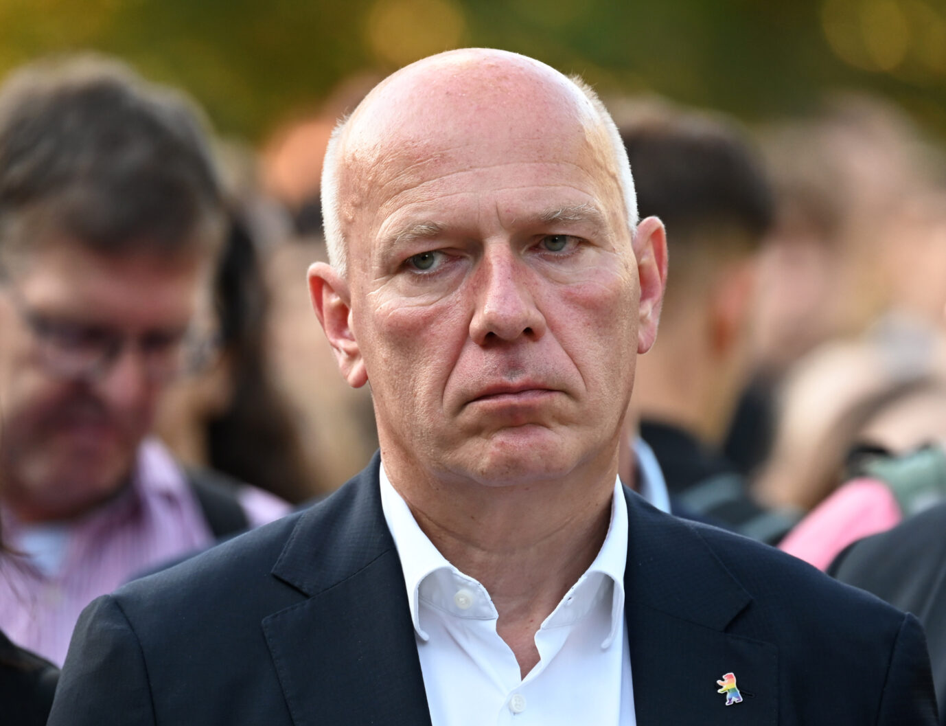 Kai Wegner (CDU), Regierender Bürgermeister von Berlin, nimmt an einer Gedenkveranstaltung für die Opfer des Anschlags beim Berliner Christopher Street Day (CSD) teil, im Tiergarten in Berlin, Deutschland, am 2. August 2026. Senat und Kanzleramt widersprechen sich darüber, wann und wie oft er im Januar während des Berliner Stromausfalls mit Bundeskanzler Friedrich Merz (CDU) telefoniert hat.