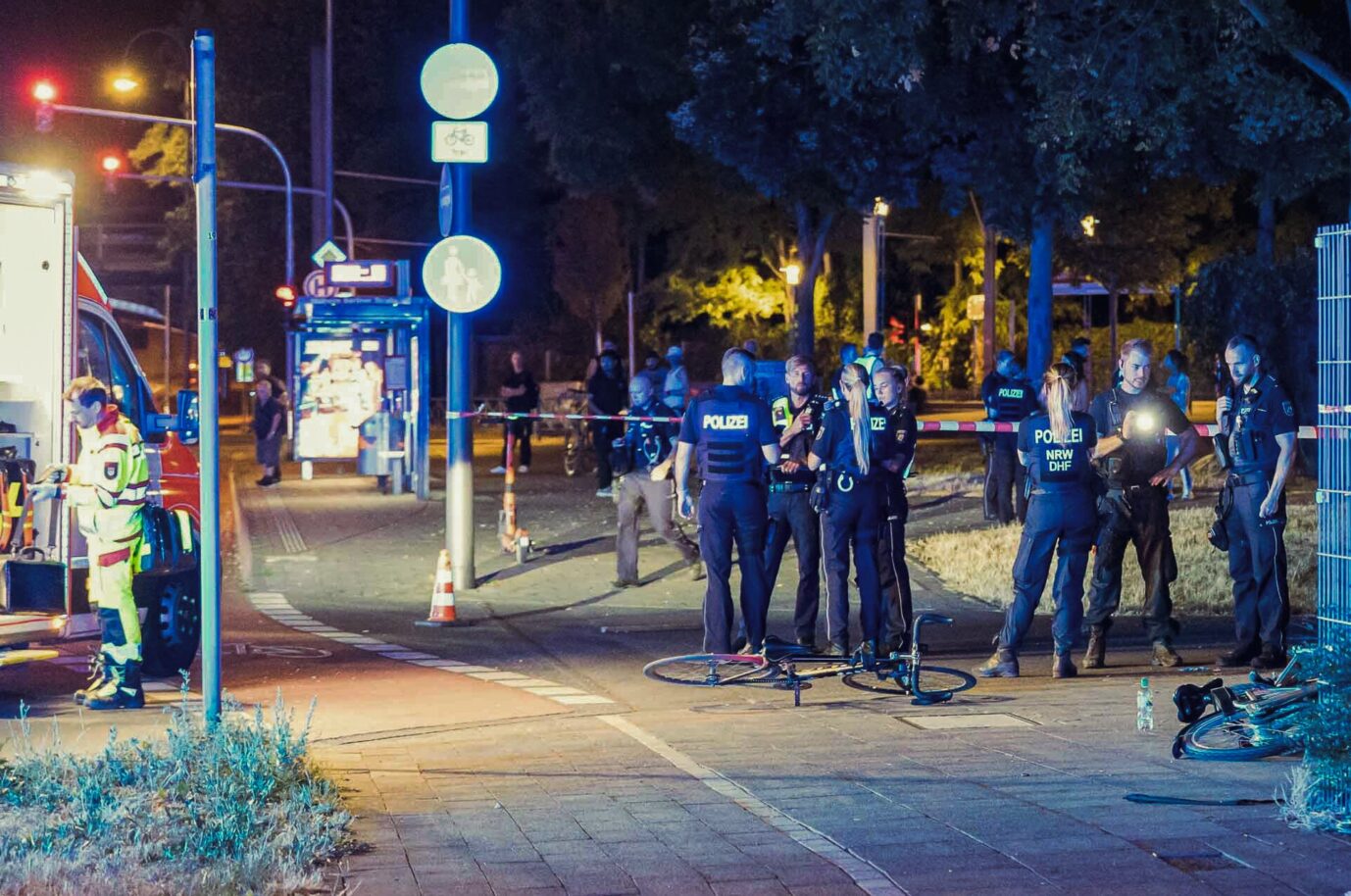 Nach der Schießerei sichern Polizisten den Tatort in Köln-Mülheim.
