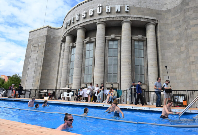 Schwimmbad nur für Schwarze: Das seit fünf Tagen eröffnete „Volksbad“ vor der Volksbühne in Berlin.