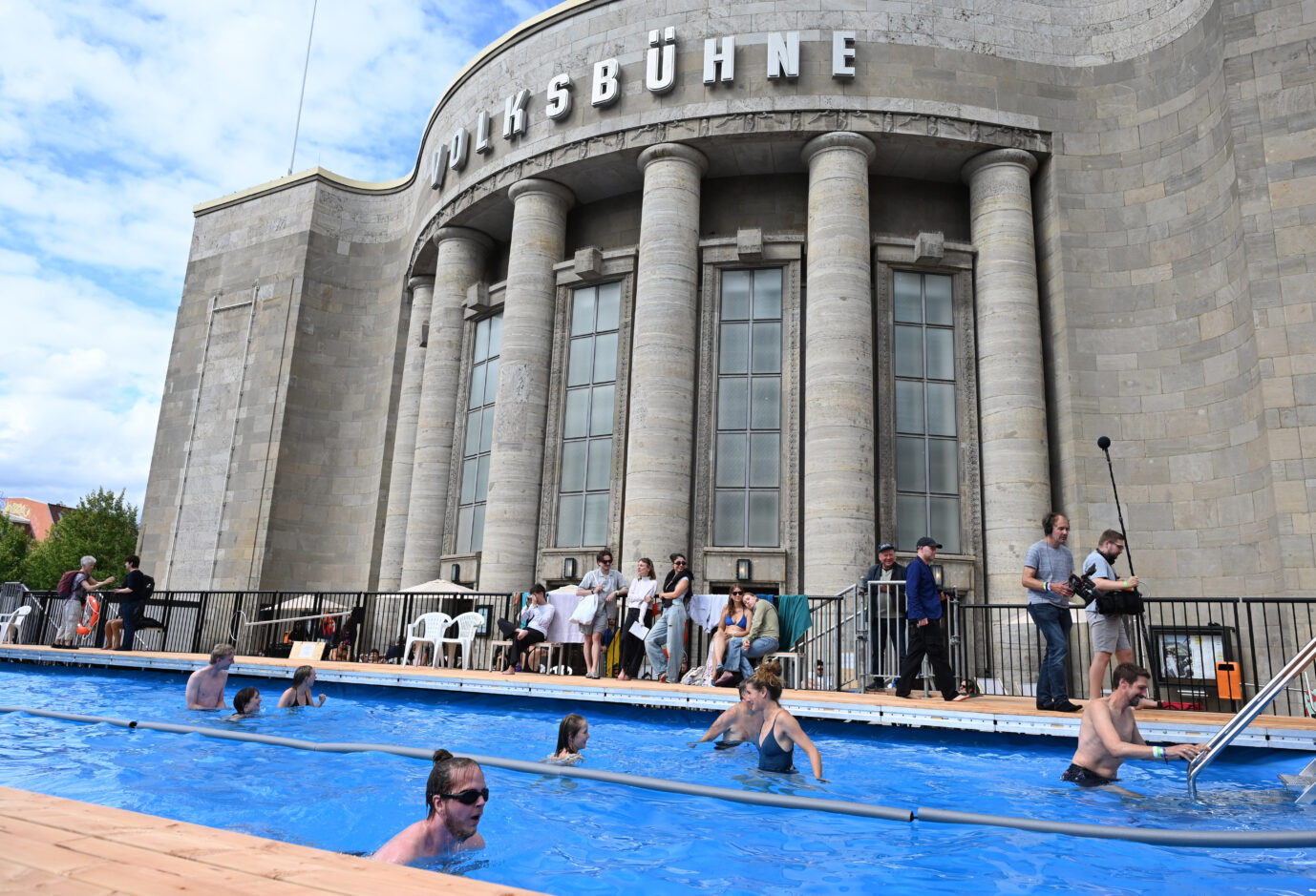 Schwimmbad nur für Schwarze: Das seit fünf Tagen eröffnete „Volksbad“ vor der Volksbühne in Berlin.
