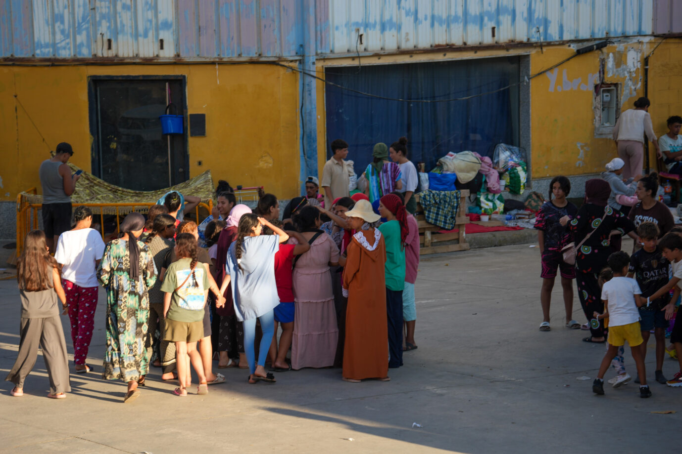Frauen und Mädchen unter den Migranten in Ceuta werden wiederholt Opfer von sexuellen Übergriffen und suchen Schutz (Symbolbild).
