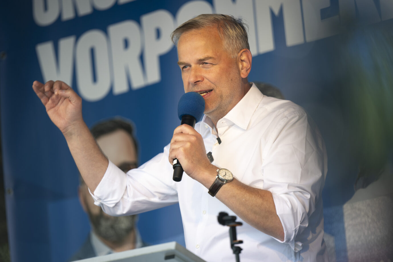 Leif-Erik Holm, AfD-Ministerpräsidentenkandidat für die kommende Landtagswahl, spricht beim Wahlkampfauftakt seiner Partei. Die AfD in Mecklenburg-Vorpommern hat mit einer Kundgebung in Stralsund den Wahlkampf eröffnet. Das BSW will einen überparteilichen Kandidaten.