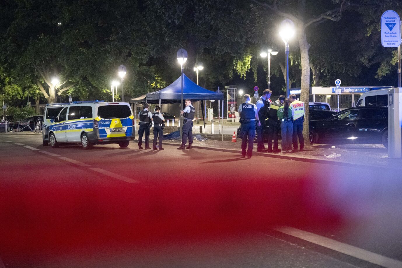 Polizisten arbeiten an einem Tatort auf dem Parkplatz vor dem Bahnhof Zoologischer Garten. In Berlin ist im Stadtteil Charlottenburg auf eine Person geschossen worden. In Berlin passiert das immer häufiger.
