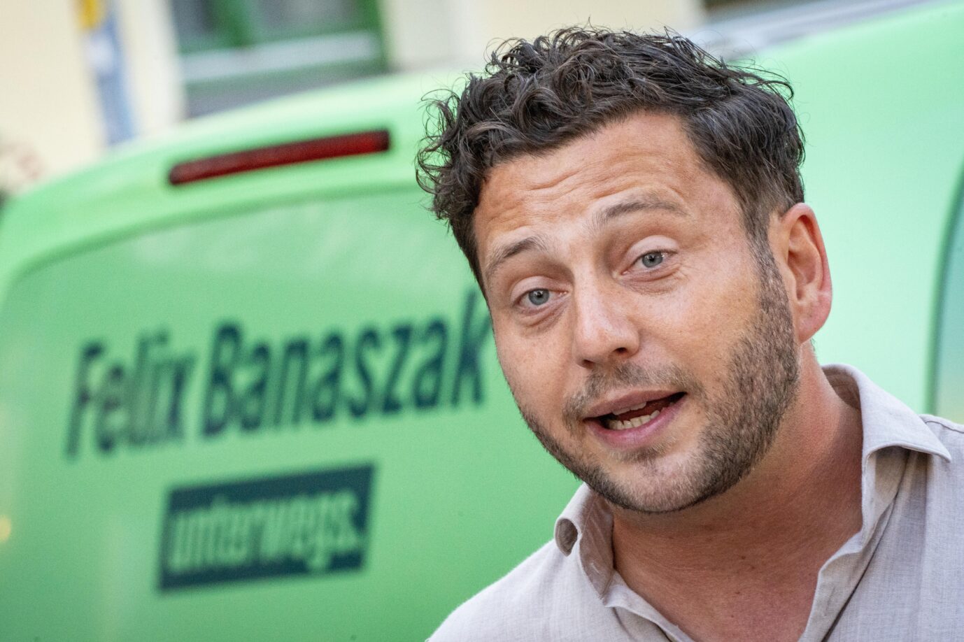 Grünen-Chef Felix Banaszak will die AfD mit Koalitionen aller Parteien von der Macht fernhalten.