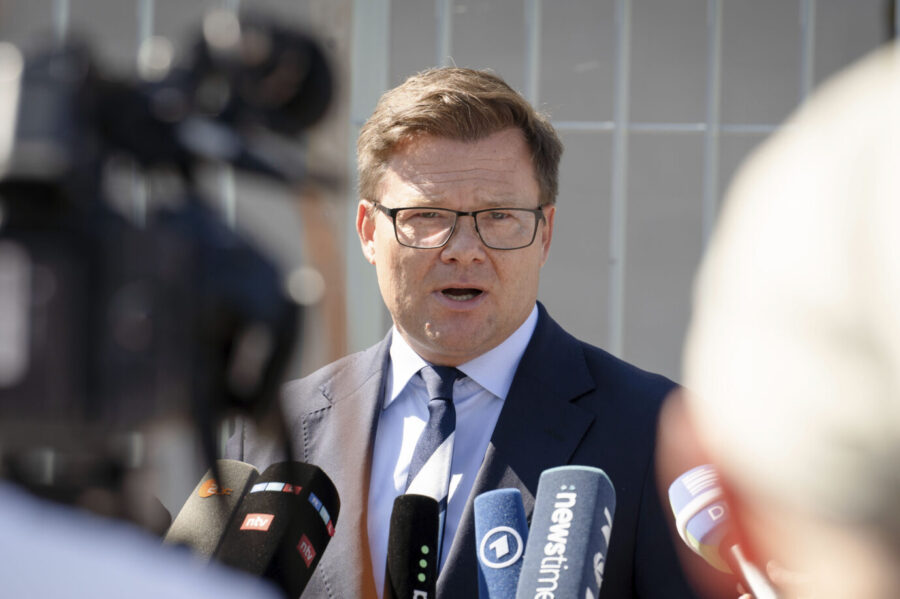 Carsten Schneider beim Pressestatement zu Klimaschutz und Klimaanpassung vor dem Bundeskanzleramt. Berlin, 12.08.2026. Er findet, dass Deutschland weitermachen soll mit der Klimapolitik.