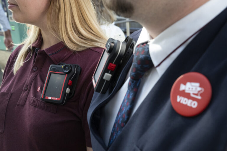 Wegen Angriffen auf Zugbegleiter tragen diese Bahnmitarbeiter Bodycams.