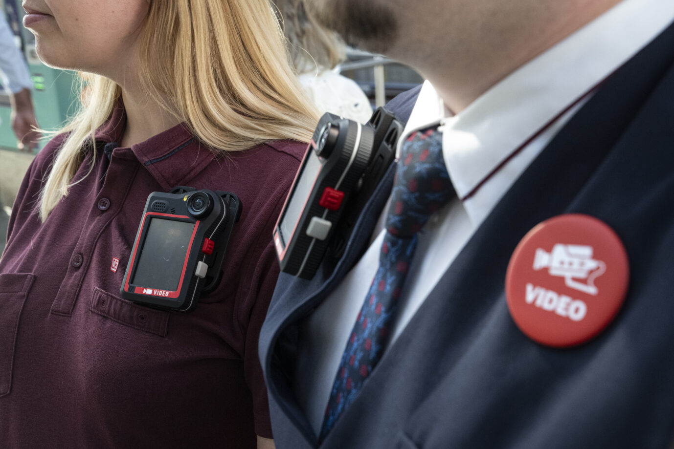 Wegen Angriffen auf Zugbegleiter tragen diese Bahnmitarbeiter Bodycams.