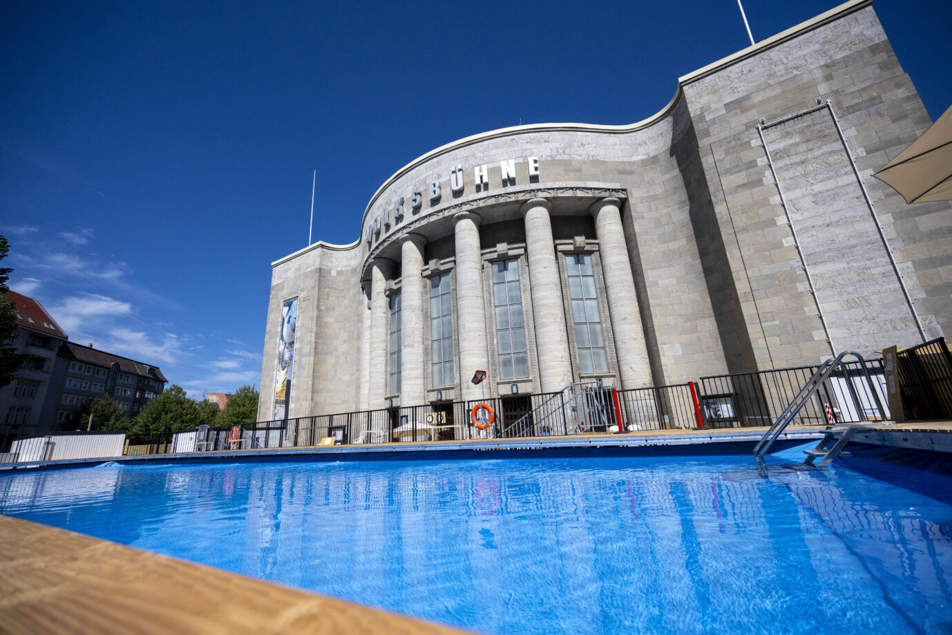 Vor der Volksbühne am Rosa-Luxemburg-Platz ist ein temporäres Schwimmbad aufgebaut. Wegen Sicherheitsbedenken haben die Berliner Volksbühne und der Verein «Each One Teach One» (Eoto) eine geplante Veranstaltung abgesagt. Das „Volksbad“ vor der Volksbühne: Im Internet wurde den Organisatoren unter anderem Rassismus gegen Weiße vorgeworfen. Foto: picture alliance/dpa | Christophe Gateau. Die JUNGE FREIHEIT hat deswegen bei der Polizei Berlin nachgefragt, wie viele Ermittlungen in Verbindung mit der Veranstaltung im „Volksbad“ eingeleitet wurden.