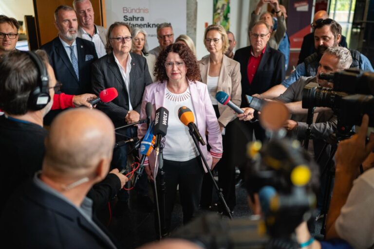 Die Fraktionsvorsitzende des BSW (Bündnis Sahra Wagenknecht) im Thüringer Landtag, Sigrid Hupach (M), gibt ein Pressestatement nach der BSW-Fraktionssitzung im Thüringer Landtag.