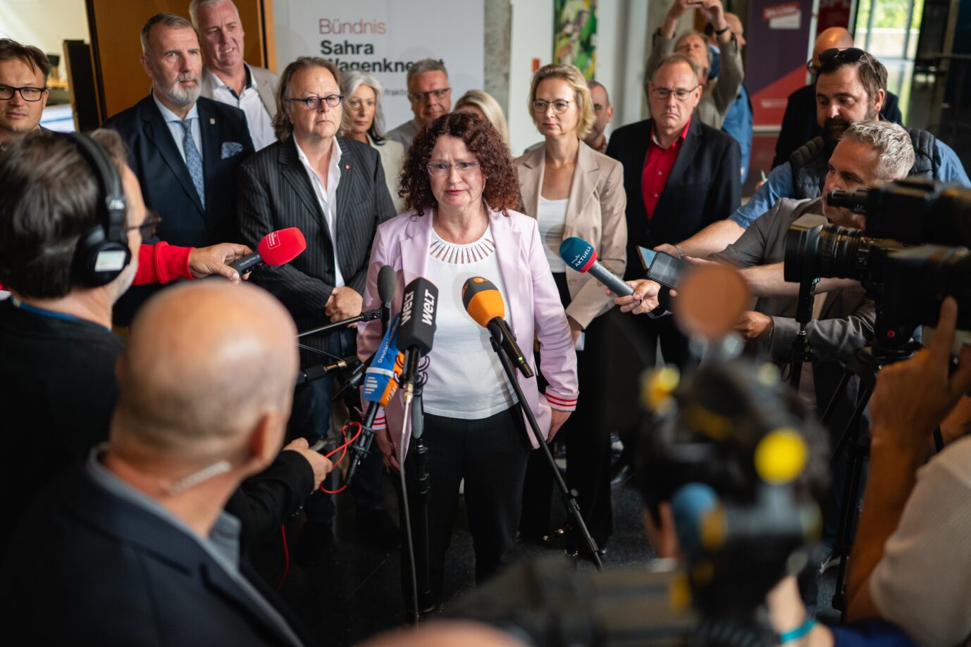 Die Fraktionsvorsitzende des BSW (Bündnis Sahra Wagenknecht) im Thüringer Landtag, Sigrid Hupach (M), gibt ein Pressestatement nach der BSW-Fraktionssitzung im Thüringer Landtag.