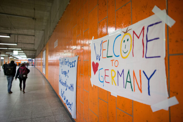 Ein Plakat mit der Aufschrift „Welcome to Germany“ hängt am 06.09.2015 im Hauptbahnhof in Dortmund (Nordrhein-Westfalen). In den frühen Morgenstunden werden die ersten Züge aus München mit Flüchtlingen erwartet. Foto: Maja Hitij/dpa. Ein Plakat mit der Aufschrift „Welcome to Germany“: Intern hat Arnold Gehlen „Moral und Hypermoral“ als „Der Mensch III“ bezeichnet. Foto: picture alliance / dpa | Maja Hitij