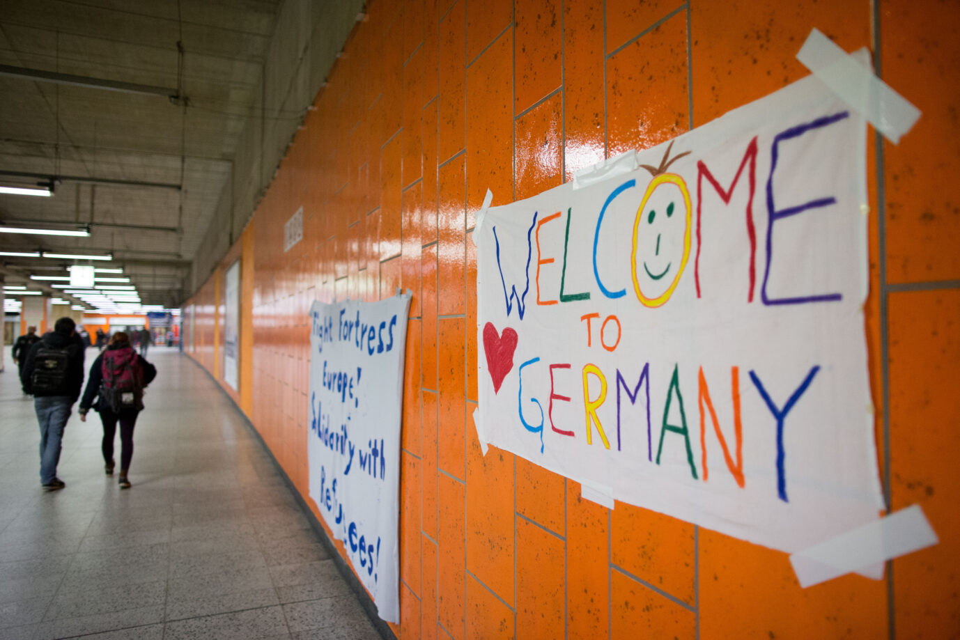 Ein Plakat mit der Aufschrift „Welcome to Germany“ hängt am 06.09.2015 im Hauptbahnhof in Dortmund (Nordrhein-Westfalen). In den frühen Morgenstunden werden die ersten Züge aus München mit Flüchtlingen erwartet. Foto: Maja Hitij/dpa. Ein Plakat mit der Aufschrift „Welcome to Germany“: Intern hat Arnold Gehlen „Moral und Hypermoral“ als „Der Mensch III“ bezeichnet. Foto: picture alliance / dpa | Maja Hitij