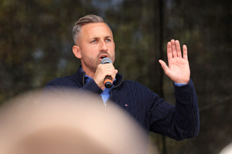 Sachsen-Anhalts AFD Spitzenkandidat Ulrich Siegmund spricht in Quedlinburg auf einer Wahlkampfveranstaltung. Mehr als 5000 Teilnehmer waren gekommen.