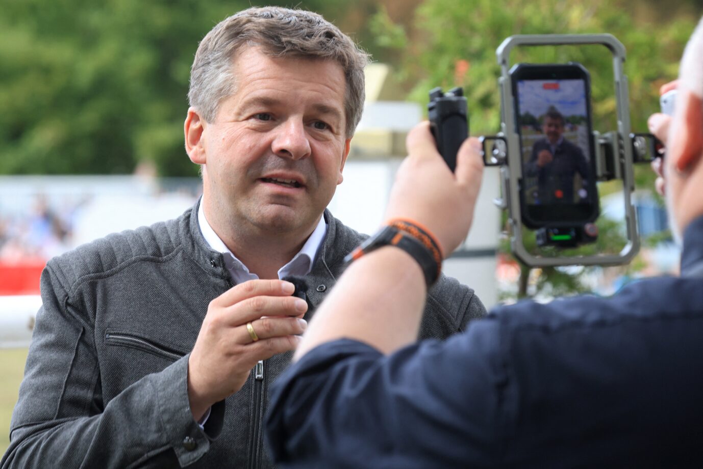 Sachsen-Anhalts Ministerpräsident Sven Schulze hier bei einem Video-Interview am Rande eines Pferdefestivals in Aschersleben.