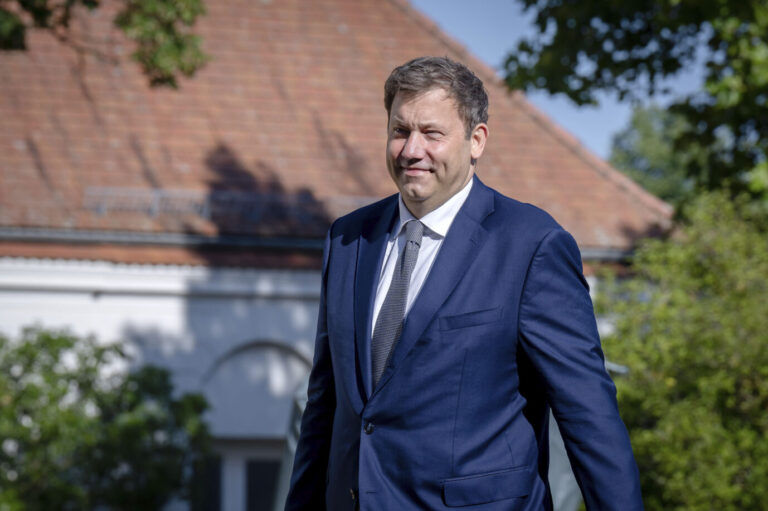 Lars Klingbeil bei der Kabinettsklausur im Schloss Neuhardenberg. Neuhardenberg, 25.08.2026. Bundesfinanzminister Lars Klingbeil (SPD): Er empfindet es als gut, dass der Zuckersteuer-Vorschlag ausgesprochen wurde. Foto: picture alliance / Geisler-Fotopress | Bernd Elmenthaler