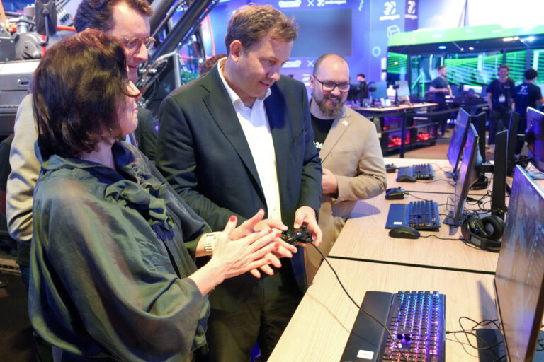 Game over für die AfD. Hendrik Wüst gemeinsam mit Finanzminister Lars Klingbeil und Dorothee Baer spielen das Spiel Bausimulator. Foto: picture alliance / Flashpic | Jens Krick