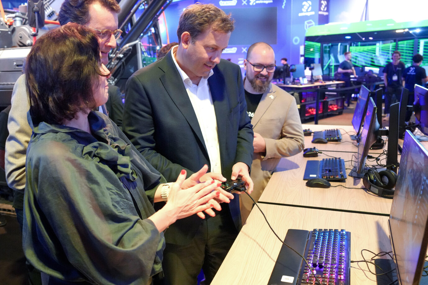 Game over für die AfD. Hendrik Wüst gemeinsam mit Finanzminister Lars Klingbeil und Dorothee Baer spielen das Spiel Bausimulator. Foto: picture alliance / Flashpic | Jens Krick