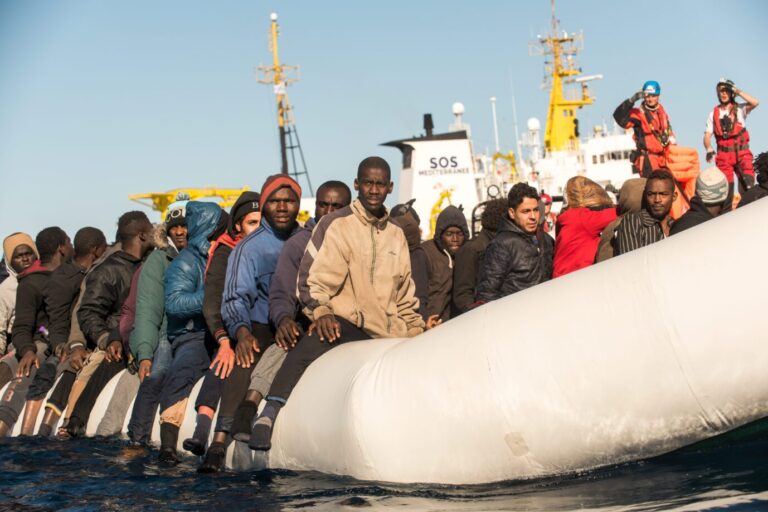 SOS Mediterranee / Medescins sans frontieres; Such- und Rettungsaktion Mittelmeer vor der libyschen Küste; MV Aquarius; 16. Januar 2018; An diesem Tag wurden in fünf Einsätzen 438 Flüchtlinge aus zwei Holzbooten, zwei Schlauchbooten und einem Fiberglasboot gerettet. Migranten auf einem Schlauchboot (Symbolbild): 78 Prozent sind für einen besseren Schutz von Umwelt und Natur. Foto: picture alliance / Laurin Schmid/SOS MEDITERRANEE | Laurin Schmid/SOS MEDITERRANEE. Knapp drei Viertel der Bürger haben sich für einen Kurswechsel in der Migrationspolitik ausgesprochen.