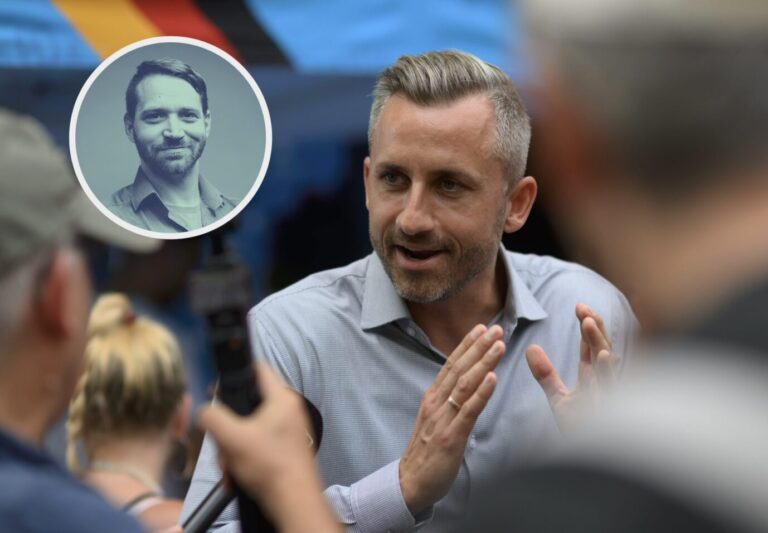 Ulrich Siegmund, Spitzenkandidat der AfD in Sachsen-Anhalt, unterhält sich an einem Infostand seiner Partei auf dem Marktplatz in Bitterfeld. Die AfD führt in den Umfragen zur Landtagswahl. Die Sachsen-Anhalter wählen am 06. September einen neuen Landtag. Debatte um seinen Studienabschluss.