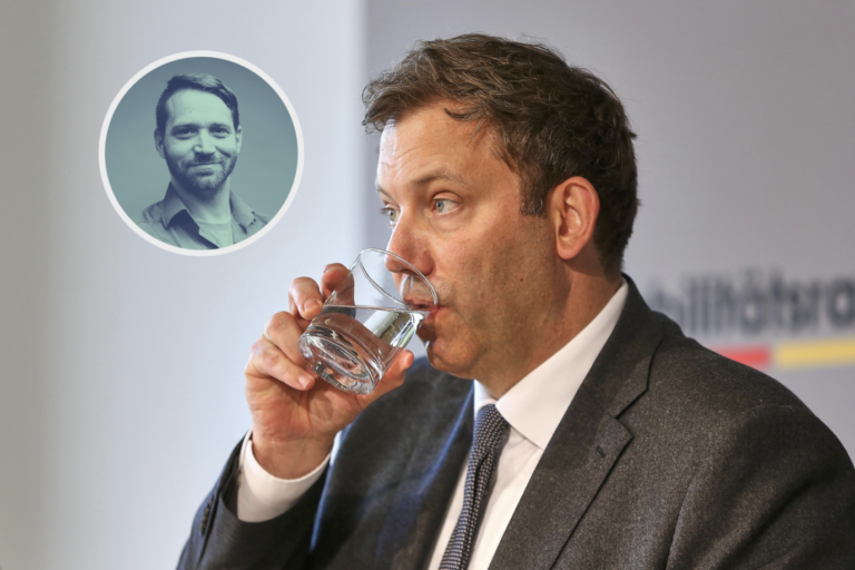 Berlin, Deutschland: Bundesrat: Pressekonferenz zur 35. Sitzung des Stabilitätsrat: Bundesminister der Finanzen Lars Klingbeil (SPD), trinkt ein Glas Wasser. Flasche leer.