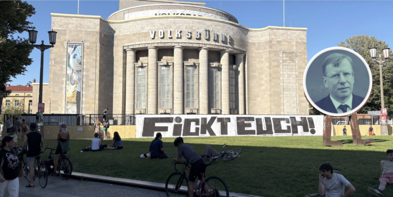 Vor dem Gebäude der Ostberliner Volksbühne ist ein Banner mit der Aufschrift "Fickt euch!" angebracht – Symbolbild des woken Kulturbetriebs