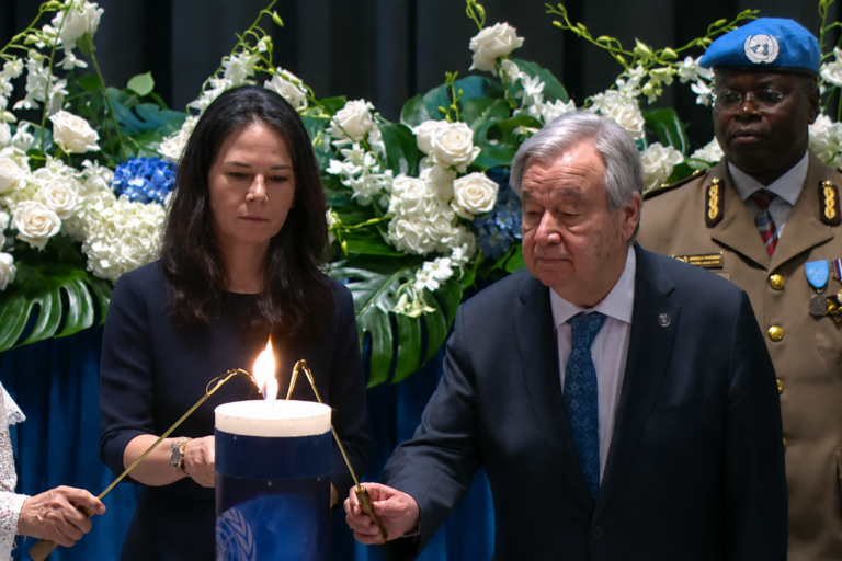 Annalena Baerbock und Antonio Guterres bei der Gedenkveranstaltung. Screenshot: UN / JF