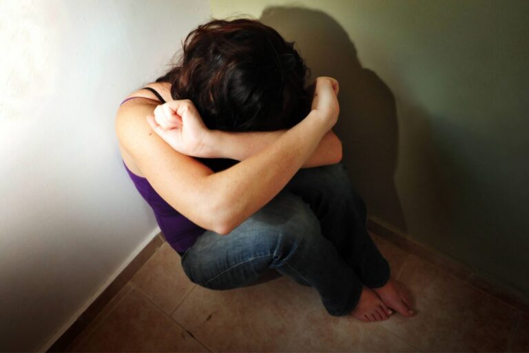 Mädchen kauert in einer Ecke. Der Migrant, der als Haupttäter bei einer Gruppenvergewaltigung gilt, soll eine weitere 14jährige missbraucht haben.