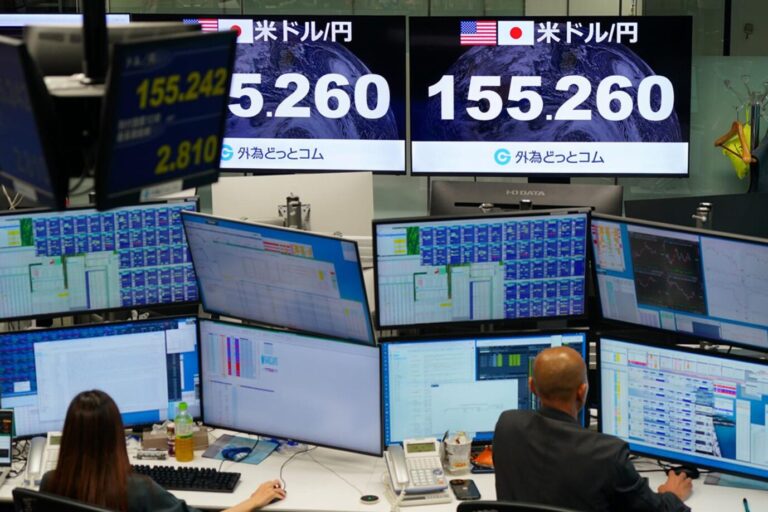 Eine elektronische Anzeigetafel zeigt am 3. August 2026 im Tokioter Stadtbezirk Minato den Wechselkurs des japanischen Yen gegenüber dem US-Dollar an. Wie am 1. August aus informierten Kreisen verlautete, hatten die japanischen und US-amerikanischen Währungsbehörden am 31. Juli am New Yorker Devisenmarkt eine koordinierte Intervention zum Kauf von Yen durchgeführt – die erste gemeinsame Intervention der beiden Länder seit 2011. Infolge der Intervention legte der Yen gegenüber dem Dollar kräftig zu und erreichte kurzzeitig den Bereich von 157,20 Yen, den höchsten Stand seit rund zweieinhalb Monaten.