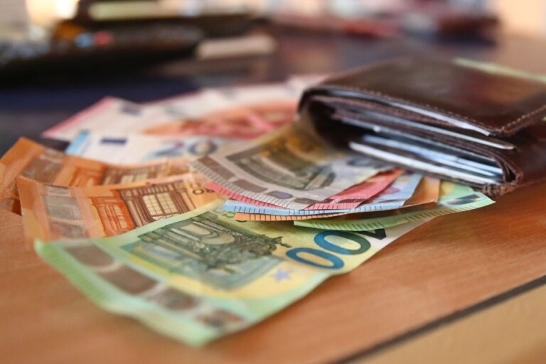 Eine Geldbörse liegt auf mehreren Euro-Banknoten unterschiedlicher Stückelungen auf einem Tisch. Das Symbolbild eignet sich für Berichte über private Finanzen, Bargeld, Haushaltsbudget, Kaufkraft, Inflation, Sparen, steigende Lebenshaltungskosten sowie allgemeine Wirtschaftsthemen.