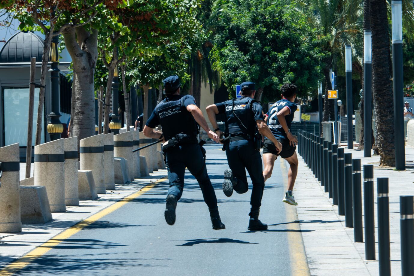 Spanische Nationalpolizei verfolgt Migranten (Symbolbild): Die Zahl der Vergewaltigungen nach dem Massenansturm ist bereits höher als 2025. Foto: picture alliance / ZUMAPRESS.com | Juan Carlos Lucas