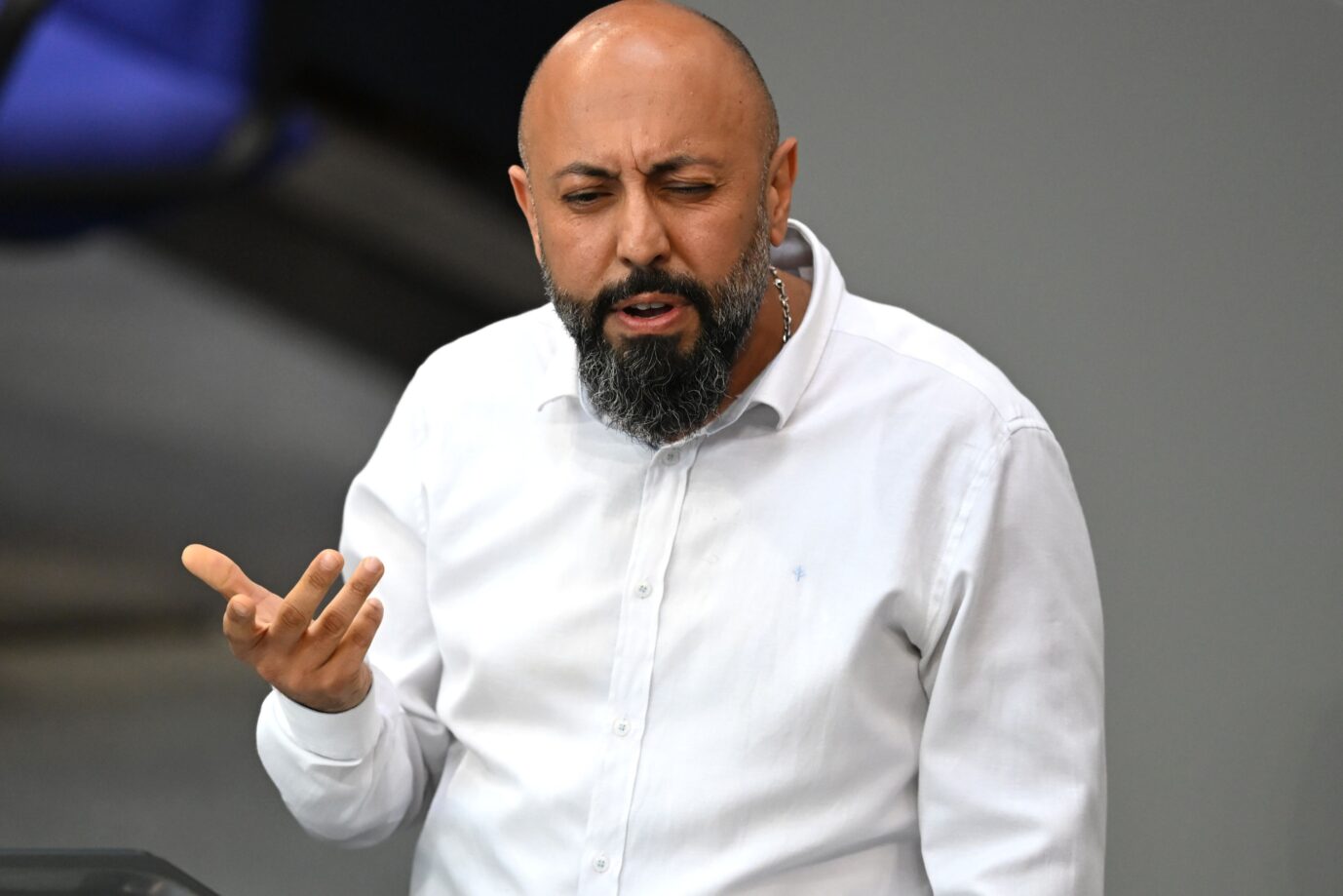 Ferat Koçak (Linkspartei): Staatsanwaltschaft hat einen Verdacht wegen Urkundenfälschung. Foto: picture alliance/dpa | Elisa Schu