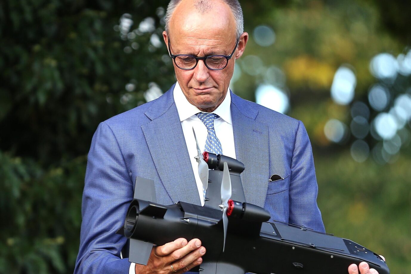 Bundeskanzler Friedrich Merz (CDU) und weitere Mitglieder der Bundesregierung bekommen Drohnen-Technik vorgeführt. Doch die Wachstumseffekte für Rüstungsausgaben verpuffen.
